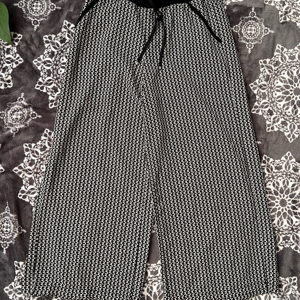 Max Studio- Cropped,  Wide legged Trousers